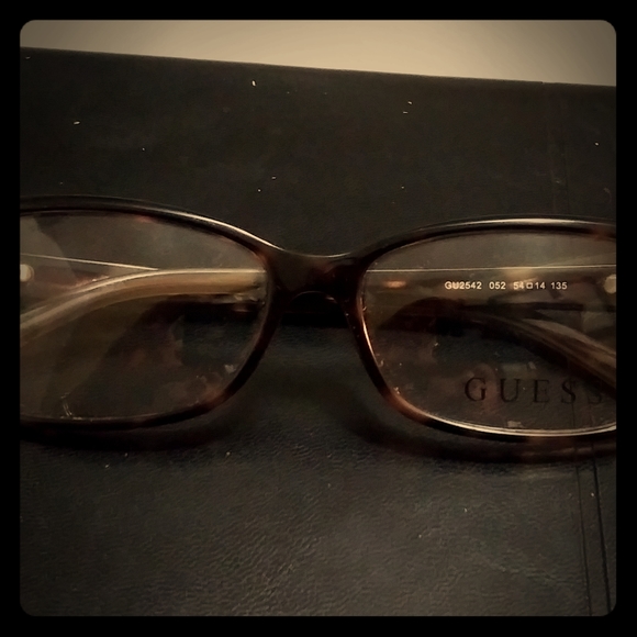 Guess - Picture 1 of 4